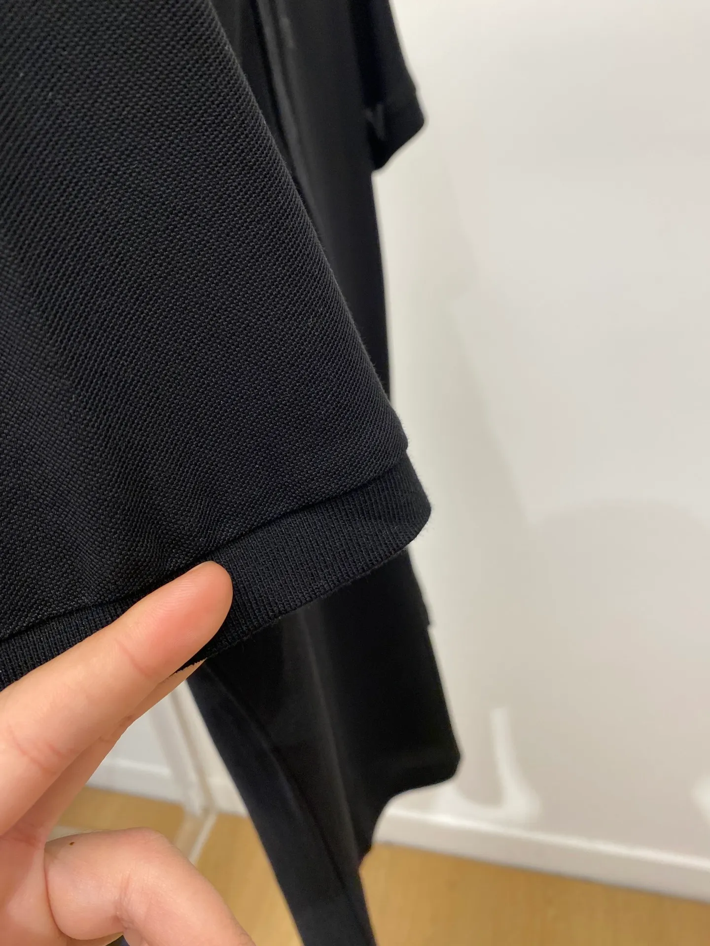 Ferragamo, the most New Arrival short-sleeved POLO shirt of the year, is handsome and fashionable, with a patterned logo on the chest, and is a simple Versatile style. The fabric is piqué cotton. It is not only stiff and maintains a trendy silhouette, but also comfortable to wear. The yarn is more delicate. Sizes M-3XL